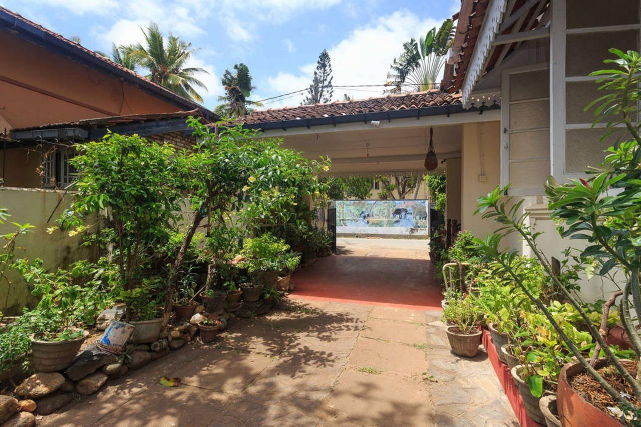 Charming Homestay By The Beach Дехивала-Маунт-Лавиния Экстерьер фото
